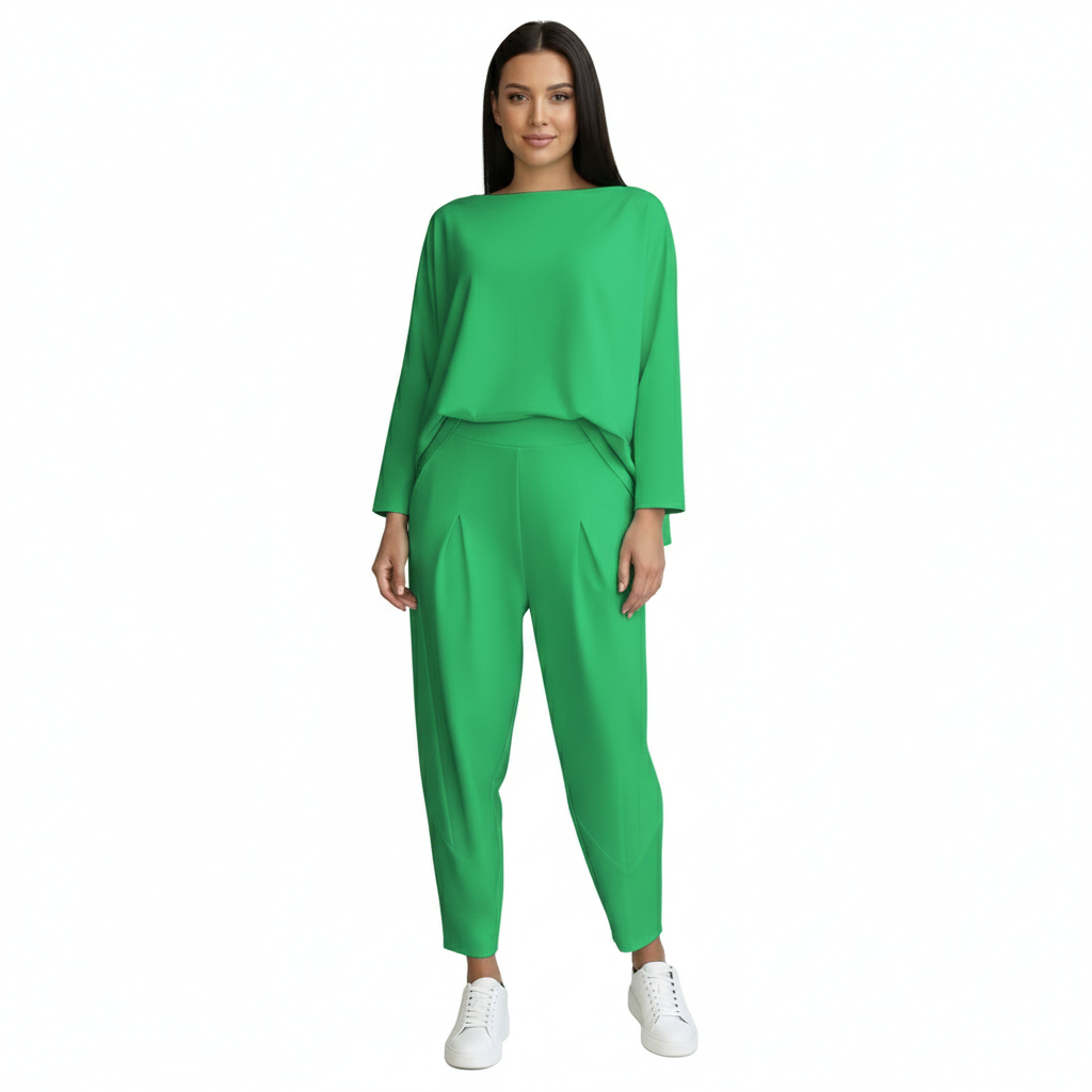 Women's Set with Round Neckline and Modern Style
