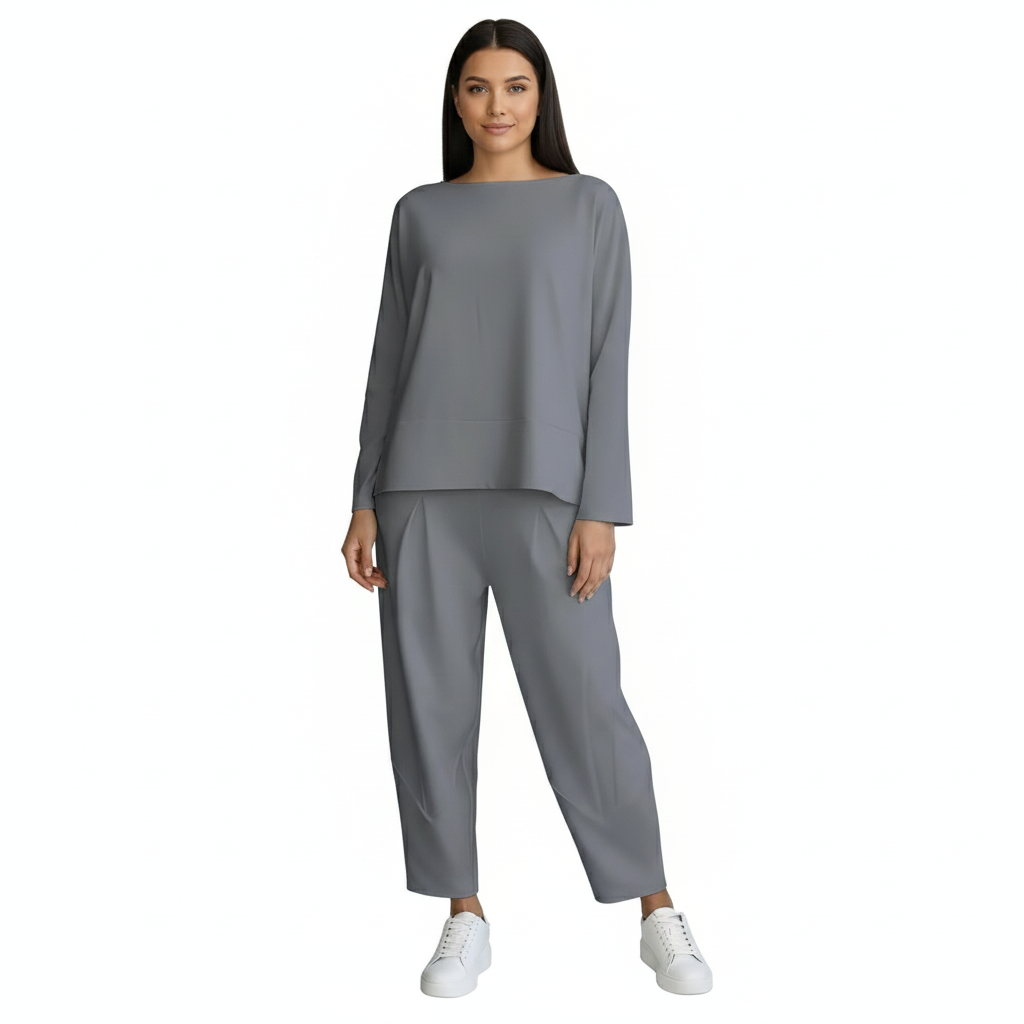 Women's Set with Round Neckline and Modern Style