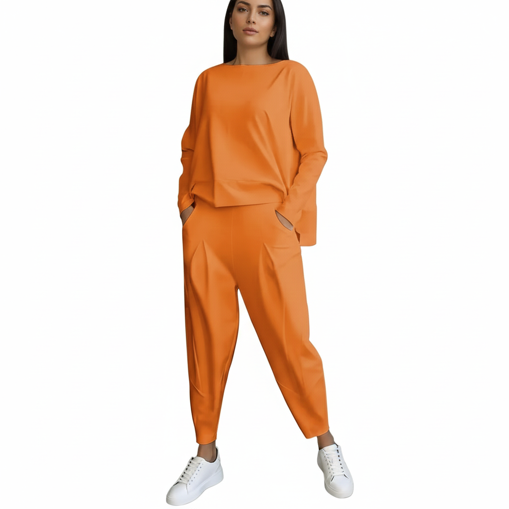 Women's Set with Round Neckline and Modern Style